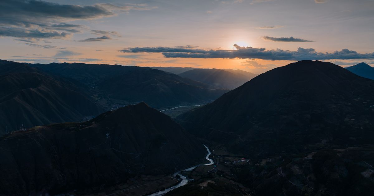 A breathtaking sunrise over the mountain range in Cusco, Peru, capturing nature's beauty.