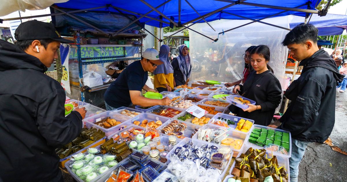 Diverse offerings at a vibrant street food market in Jawa Barat, Indonesia.